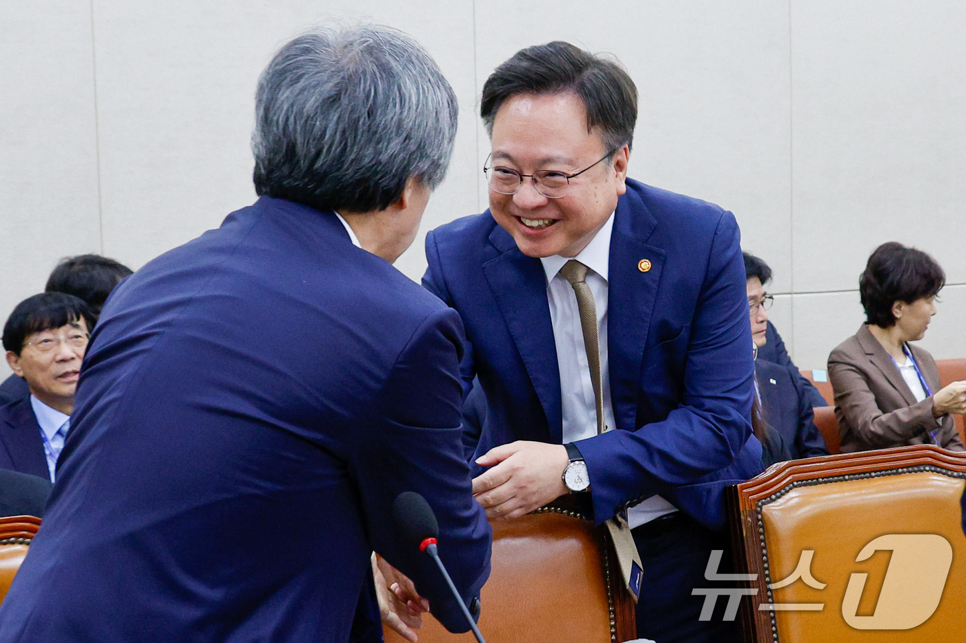 (서울=뉴스1) 안은나 기자 = 조규홍 보건복지부 장관(오른쪽)과 정기석 국민건강보험공단 이사장이 23일 오전 서울 여의도 국회 보건복지위원회에서 열린 보건복지부·질병관리청·식품의 …