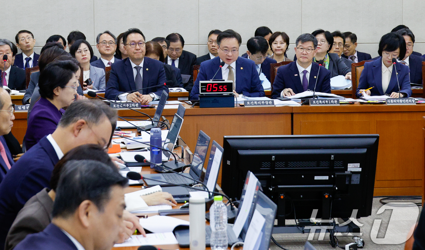 (서울=뉴스1) 안은나 기자 = 조규홍 보건복지부 장관이 23일 오전 서울 여의도 국회 보건복지위원회에서 열린 보건복지부·질병관리청·식품의약품안전처 등 종합 국정감사에 출석해 의원 …