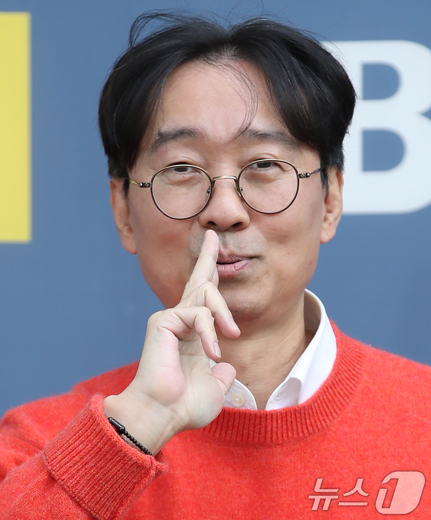 (서울=뉴스1) 권현진 기자 = 장항준 감독이 '더 킬러스' 홍보를 위해 23일 서울 양천구 SBS목동에 도착해 라디오 '박하선의 씨네타운' 녹화를 위해 이동하고 있다. 2024. …