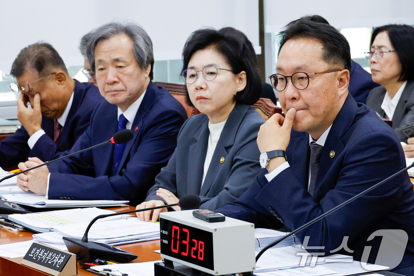 (서울=뉴스1) 안은나 기자 = 박민수 보건복지부 2차관(오른쪽부터), 지영미 질병관리청장, 정기석 국민건강보험공단 이사장이 23일 오전 서울 여의도 국회 보건복지위원회에서 열린 …