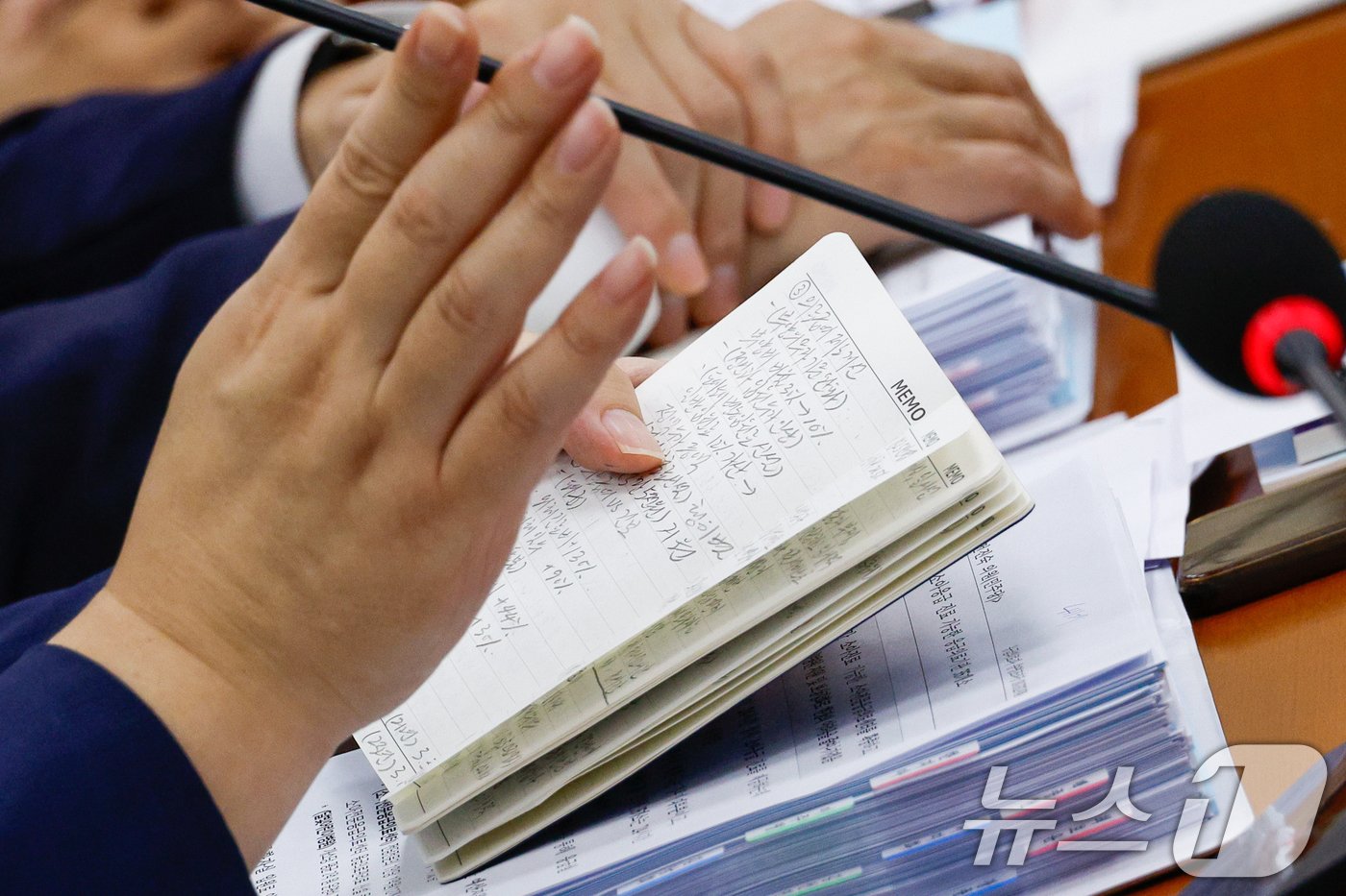 본문 이미지 - 조규홍 보건복지부 장관이 23일 오전 서울 여의도 국회 보건복지위원회에서 열린 보건복지부·질병관리청·식품의약품안전처 등 종합 국정감사에 출석해 자필로 쓴 수첩 메모를 보며 질의에 답하고 있다. '의료급여 제도 개선-부양의무자 기준 완화, 정신과 입원 수가 인상, 폐쇄 병동 입원료 신설' 등이 적혀 있다. 2024.10.23/뉴스1 ⓒ News1 안은나 기자