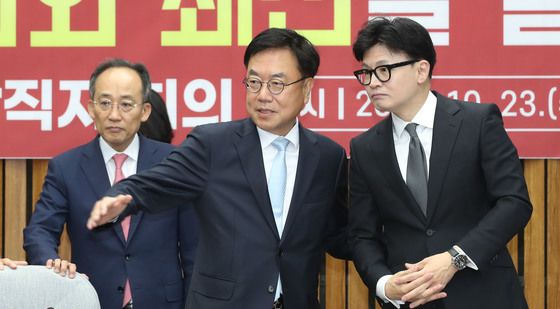 대화하는 한동훈 대표와 서범수 사무총장