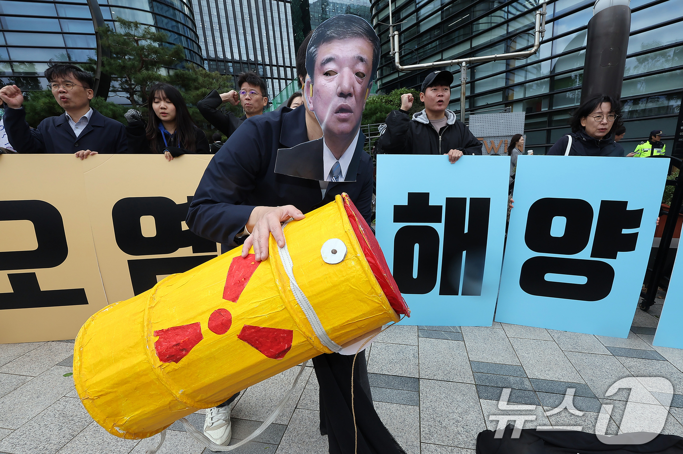 (서울=뉴스1) 김진환 기자 = 환경보건시민센터와 환경운동연합 바다위원회 등 시민단체 회원들이 23일 오전 서울 종로구 일본대사관 앞에서 기자회견을 열고 일본 정부의 후쿠시마 핵 …