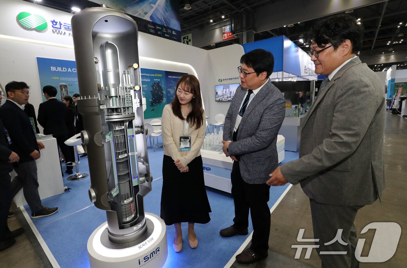 본문 이미지 - 지난해 10월 경기도 고양시 킨텍스에서 열린 2024 하반기 붐업코리아 수출상담회를 찾은 관람객들이 한국수력원자력 부스에서 초소형 모듈 원전 SMR모형을 살펴보고 있다./뉴스1 ⓒ News1 박세연 기자