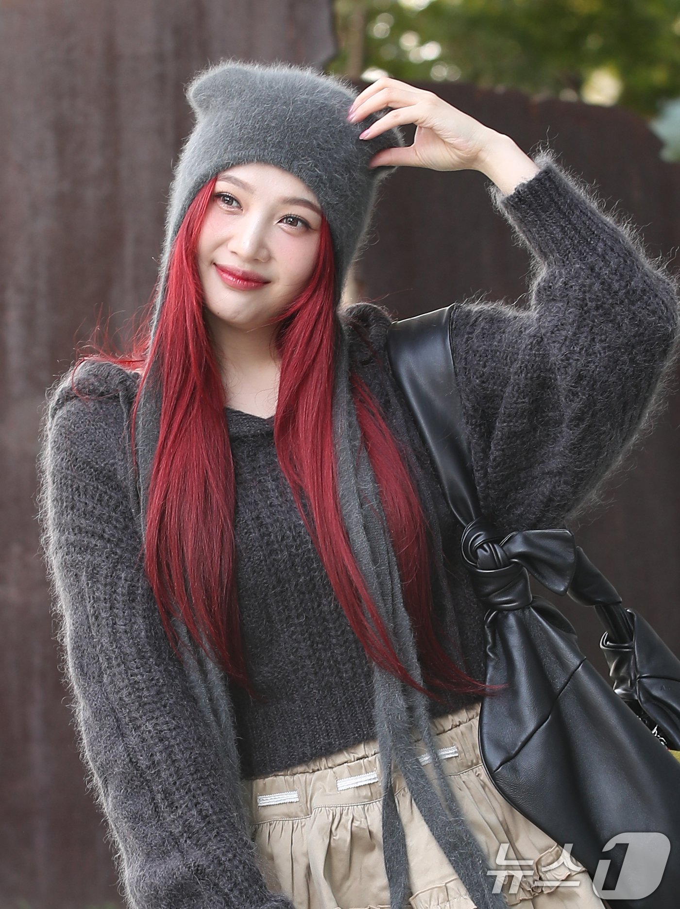 본문 이미지 - 레드벨벳 조이가 ‘동물농장’ 녹화를 위해 23일 서울 양천구 SBS목동에 도착해 인사를 하고 있다. ⓒ News1 권현진 기자