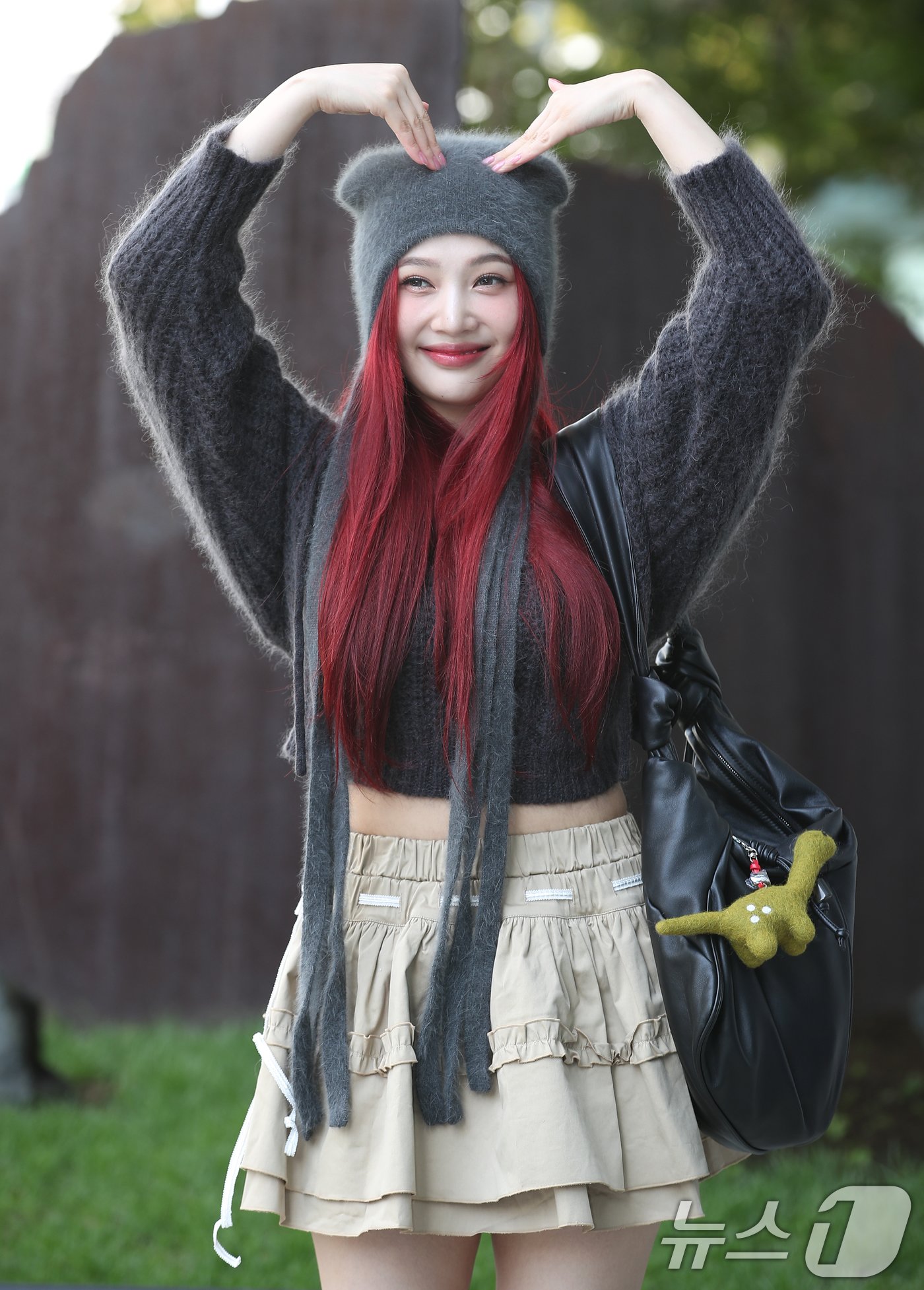 본문 이미지 - 레드벨벳 조이가 ‘동물농장’ 녹화를 위해 23일 서울 양천구 SBS목동에 도착해 하트로 인사를 전하고 있다. ⓒ News1 권현진 기자