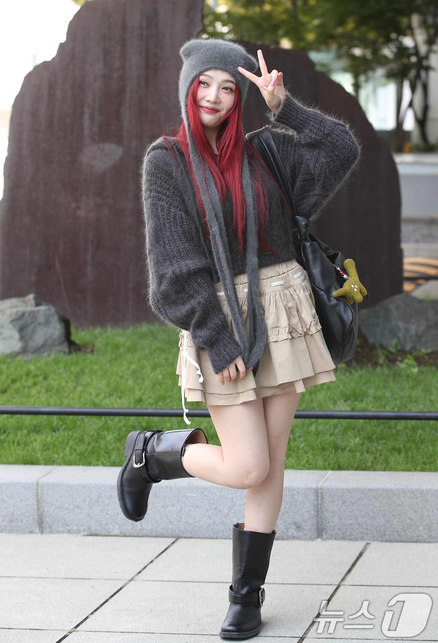 본문 이미지 - 레드벨벳 조이가 ‘동물농장’ 녹화를 위해 23일 서울 양천구 SBS목동에 도착해 포즈를 취하고 있다. ⓒ News1 권현진 기자