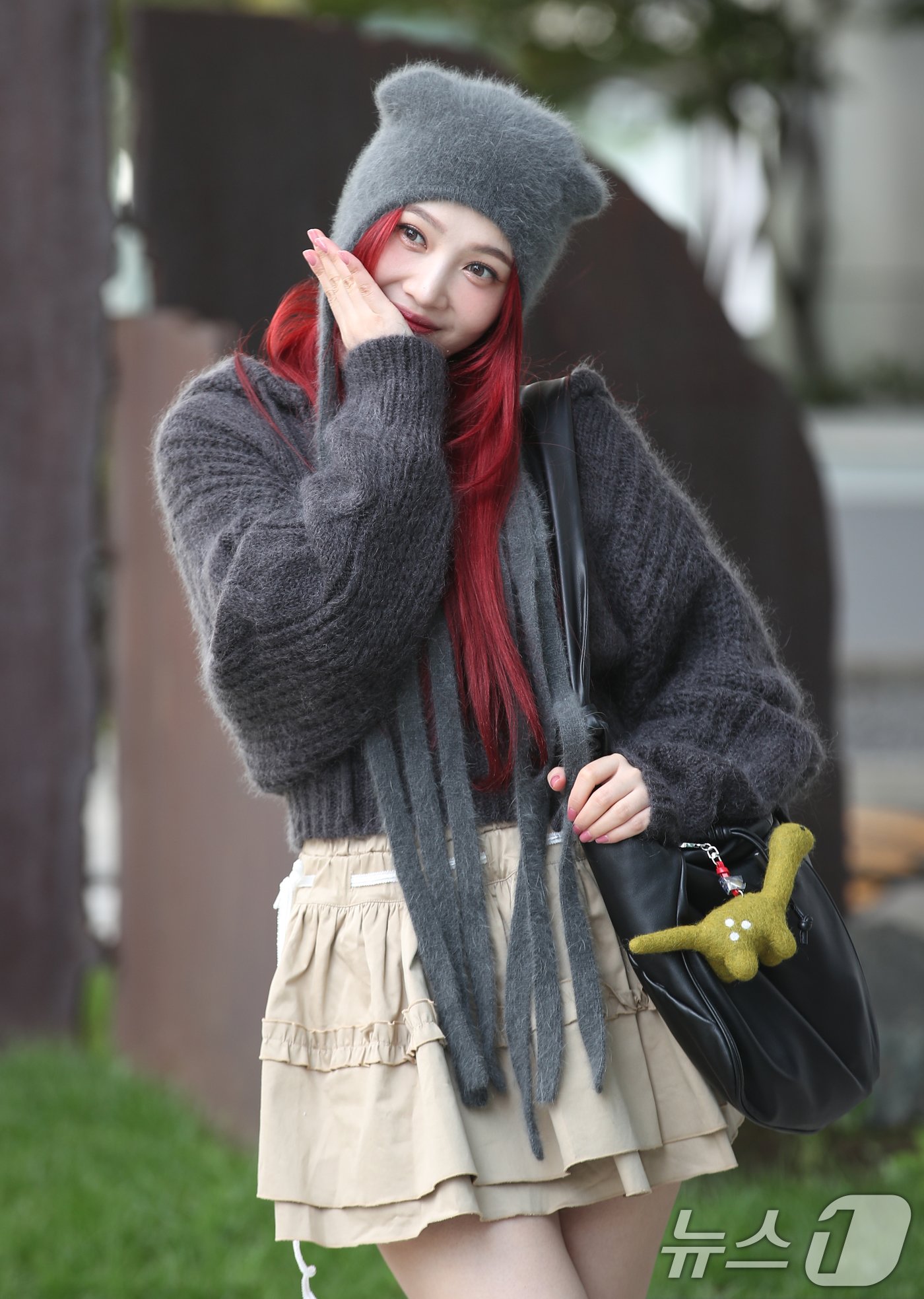 본문 이미지 - 레드벨벳 조이가 ‘동물농장’ 녹화를 위해 23일 서울 양천구 SBS목동에 도착해 사랑스러운 매력을 발산하고 있다. ⓒ News1 권현진 기자