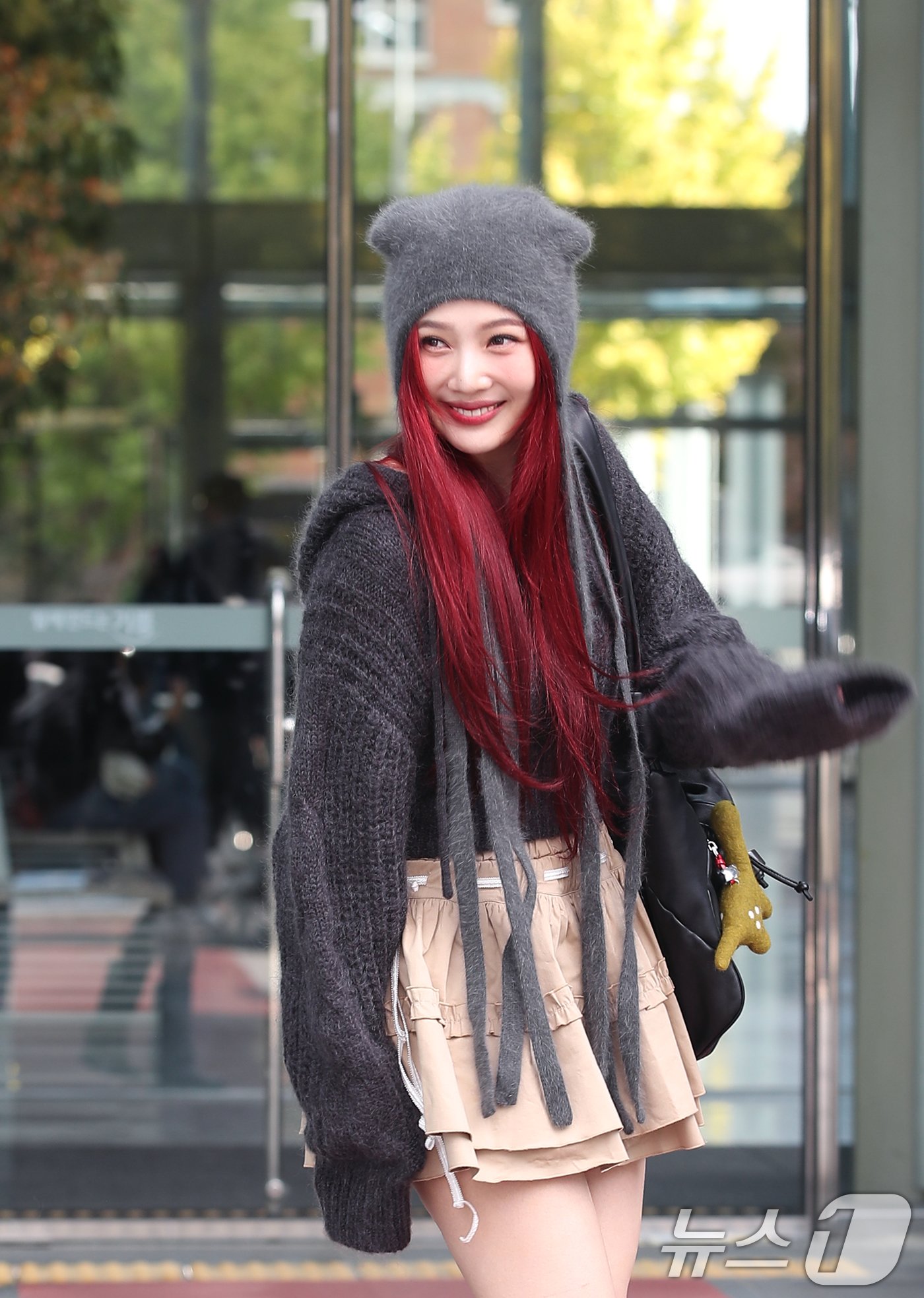 본문 이미지 - 레드벨벳 조이가 ‘동물농장’ 녹화를 위해 23일 서울 양천구 SBS목동에 도착해 인사를 하고 있다. ⓒ News1 권현진 기자