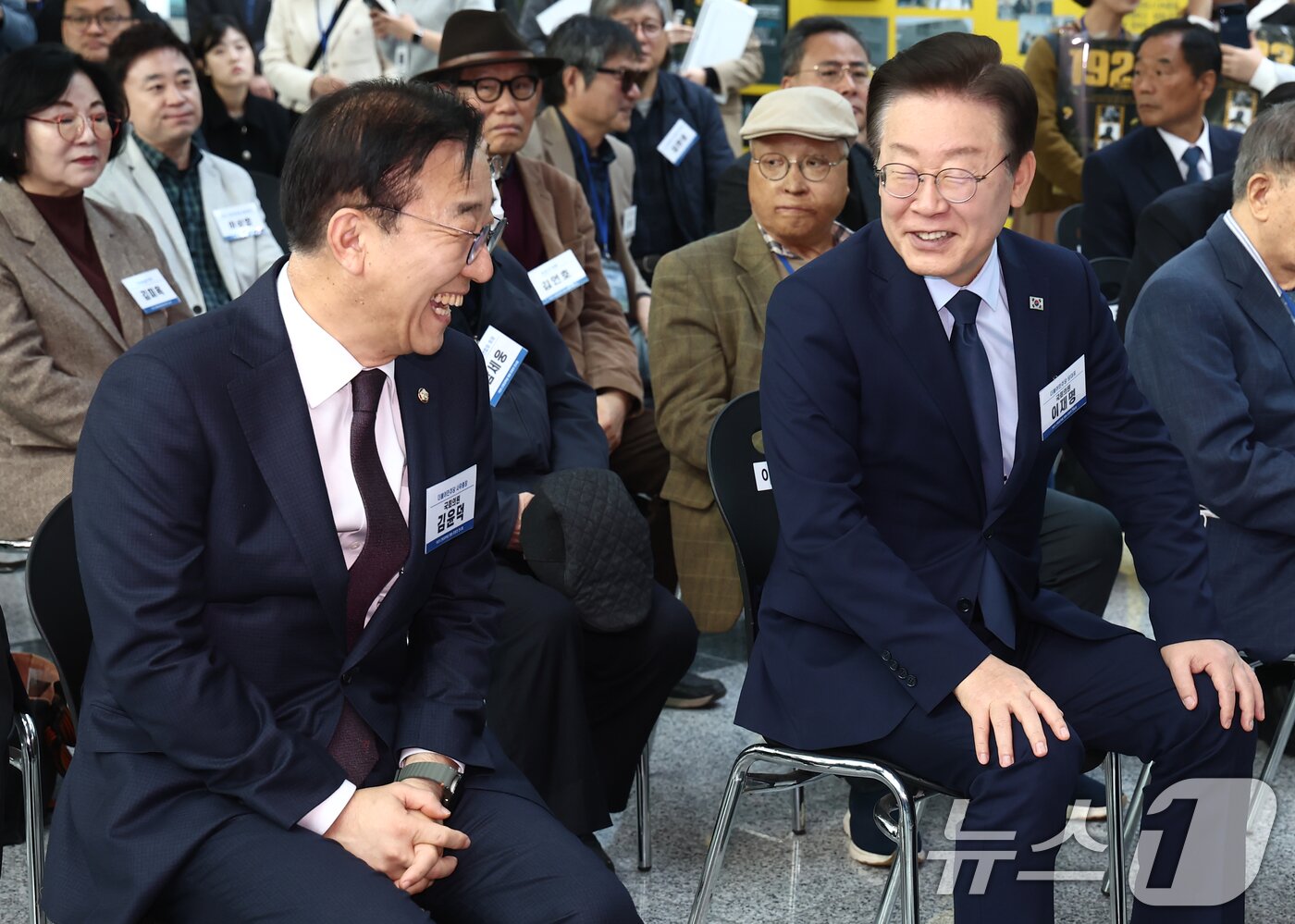 본문 이미지 - 이재명 대통령이 더불어민주당 대표 시절 김윤덕 사무총장과 대화하고 있는 모습./뉴스1 ⓒ News1 김민지 기자