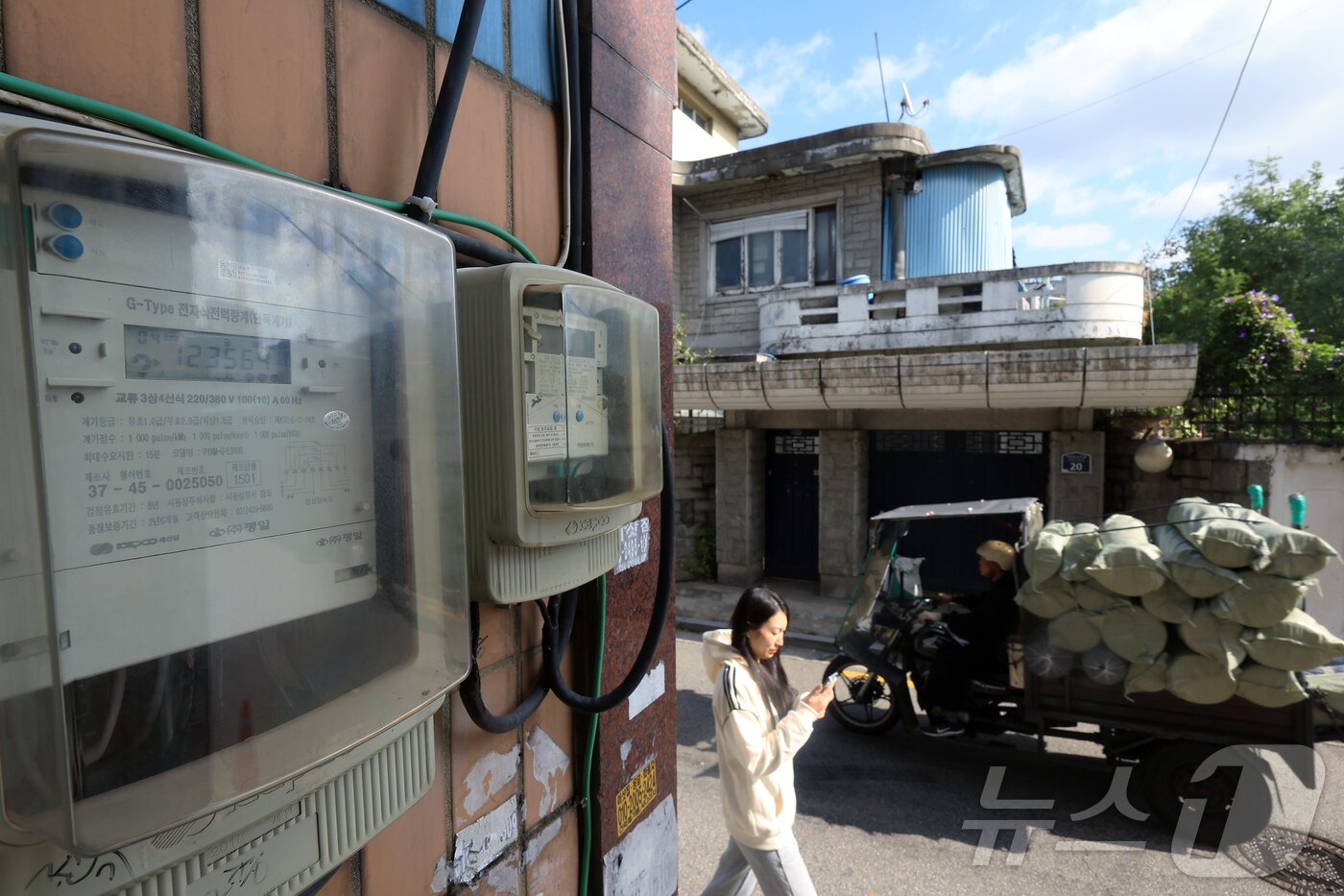 본문 이미지 -  서울 동대문구 신당동의 주택가에 설치된 전력량계가 돌아가고 있다. ⓒ 뉴스1 박정호 기자