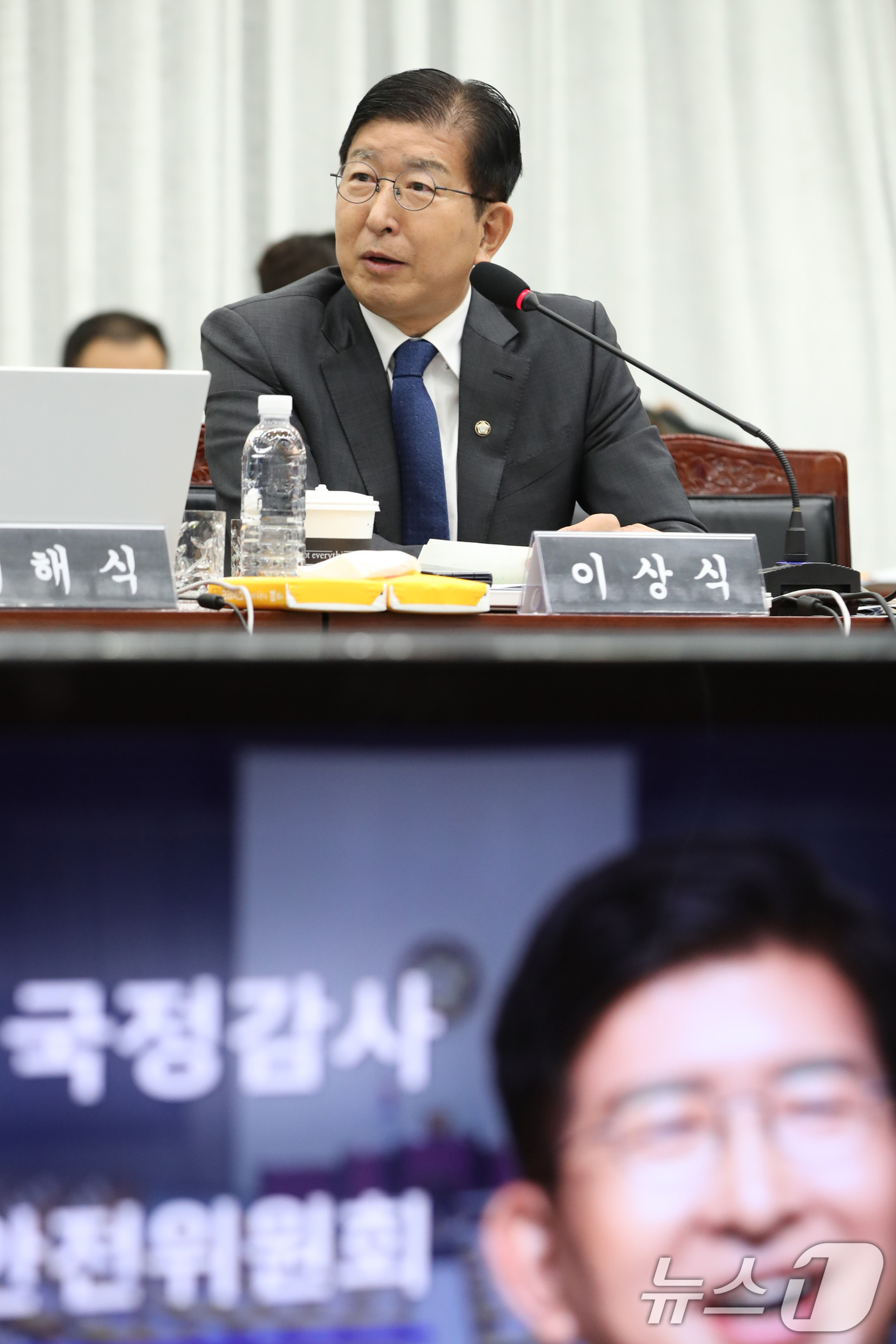 (제주=뉴스1) 오현지 기자 = 이상식 더불어민주당 의원이 23일 제주도청에서 열린 국회 행정안전위원회 국정감사에서 질의하고 있다. 2024.10.23/뉴스1