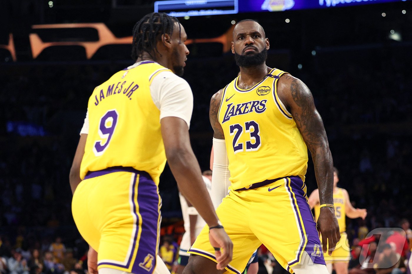 본문 이미지 - LA 레이커스 소속 르브론 제임스(오른쪽)와 아들 브로니 제임스가 23일(한국시간) 열린 미네소타 팀버울브스와 2024-25 NBA 정규리그 개막전에서 나란히 코트에 섰다. ⓒ AFP=뉴스1