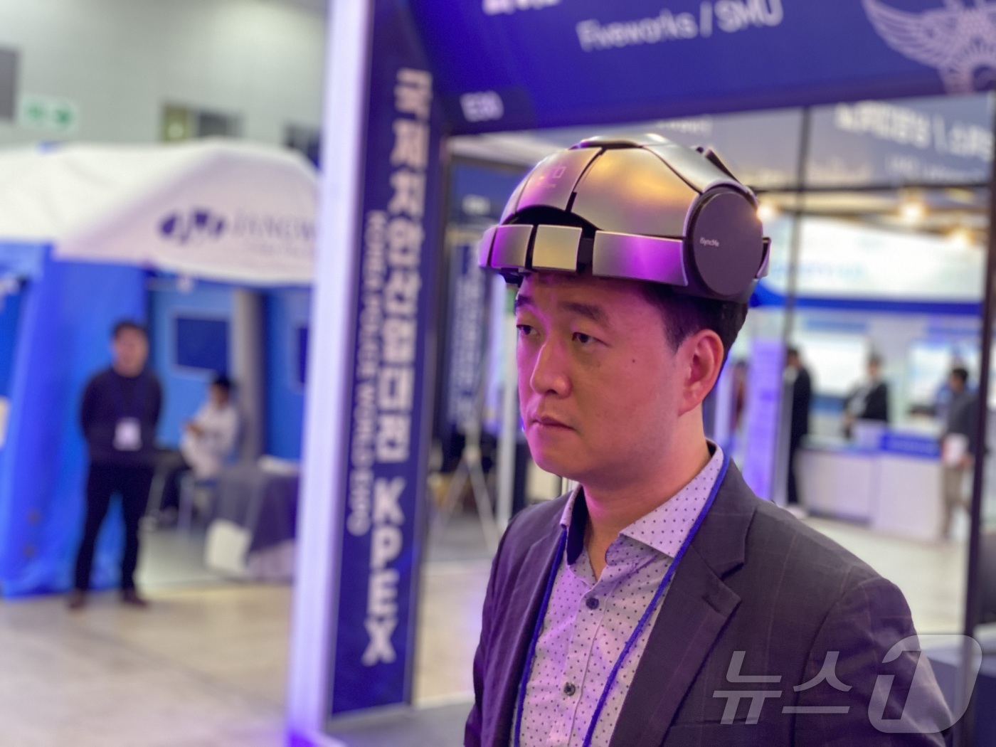 (인천=뉴스1) 이기범 기자 = 23일 송도컨벤시아에서 열린 '제6회 국제치안산업대전'에서 한 관람객이 마약 중독 치료 등에 활용할 수 있는 의료기기를 시연하고 있다. 경찰청과 인 …