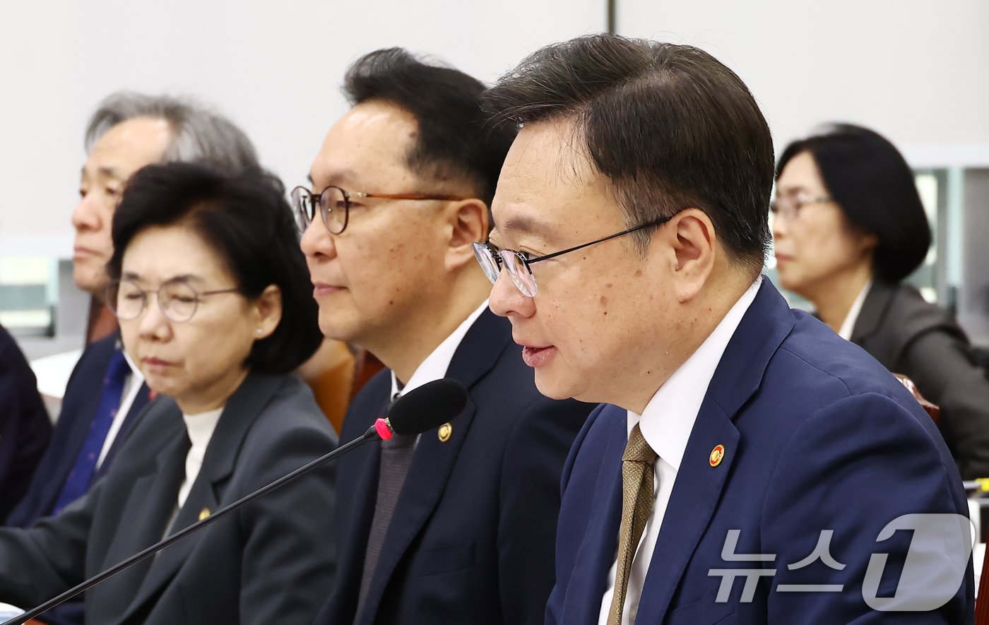 본문 이미지 - 조규홍 보건복지부 장관이 23일 오후 서울 여의도 국회 보건복지위원회에서 열린 보건복지부·질병관리청·식품의약품안전처 등 종합국정감사에서 안상훈 국민의힘 의원 질의에 답변하고 있다. 2024.10.23/뉴스1 ⓒ News1 김민지 기자