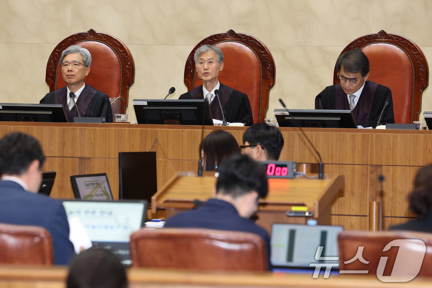 (서울=뉴스1) 신웅수 기자 = 조희대 대법원장이 23일 오후 서울 서초구 대법원에서 열린 차별구제 청구 등 소송 상고심 사건에 대한 공개 변론에서 발언하고 있다.대법원 전원합의체 …