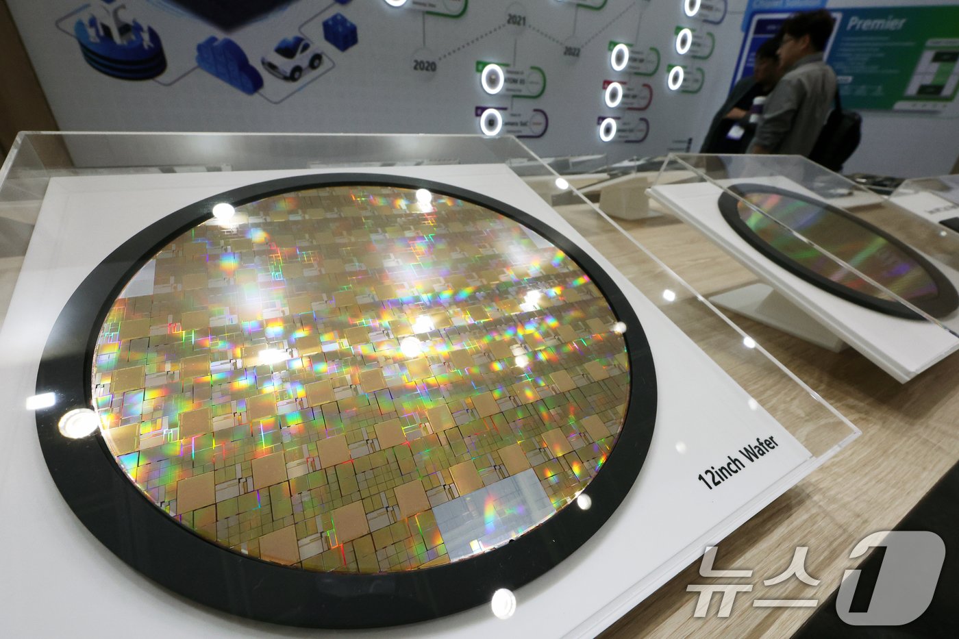 본문 이미지 - 23일 서울 강남구 코엑스에서 열린 ‘제26회 반도체대전(SEDEX)’에 반도체 웨이퍼가 진열돼 있다. 이번 전시는 'AI 반도체와 최첨단 패키지 기술의 융합'이라는 주제로 이날 부터 오는 25일까지 진행된다. 2024.10.23/뉴스1 ⓒ News1 황기선 기자