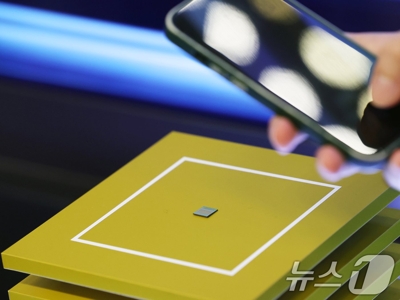 본문 이미지 - 23일 서울 강남구 코엑스에서 열린 ‘제26회 반도체대전&#40;SEDEX&#41;’에서 관람객들이 SK하이닉스의 &#39;5세대 고대역폭메모리&#40;HBM3E&#41;&#39;를 살펴보고 있다. 이번 전시는 &#39;AI 반도체와 최첨단 패키지 기술의 융합&#39;이라는 주제로 이날 부터 오는 25일까지 진행된다. 2024.10.23/뉴스1 ⓒ News1 황기선 기자