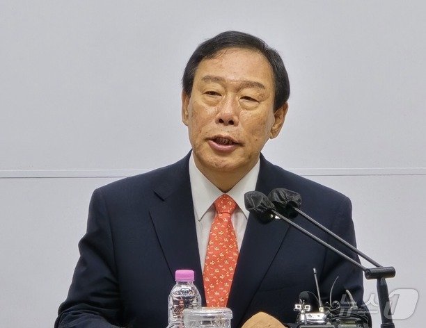 본문 이미지 - 최민호 세종시장이 17일 시청에서 단식 사태 이후 시정운영에 대한구상을 밝히고 있다. ⓒ News1 장동열 기자