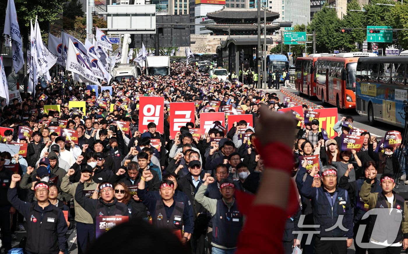 (서울=뉴스1) 구윤성 기자 = 전국철도노동조합(철도노조) 조합원들이 23일 오후 서울역 앞 태평로 일대에서 열린 철도노동자 총력결의대회에서 기본급 인상 등을 촉구하는 구호를 외치 …