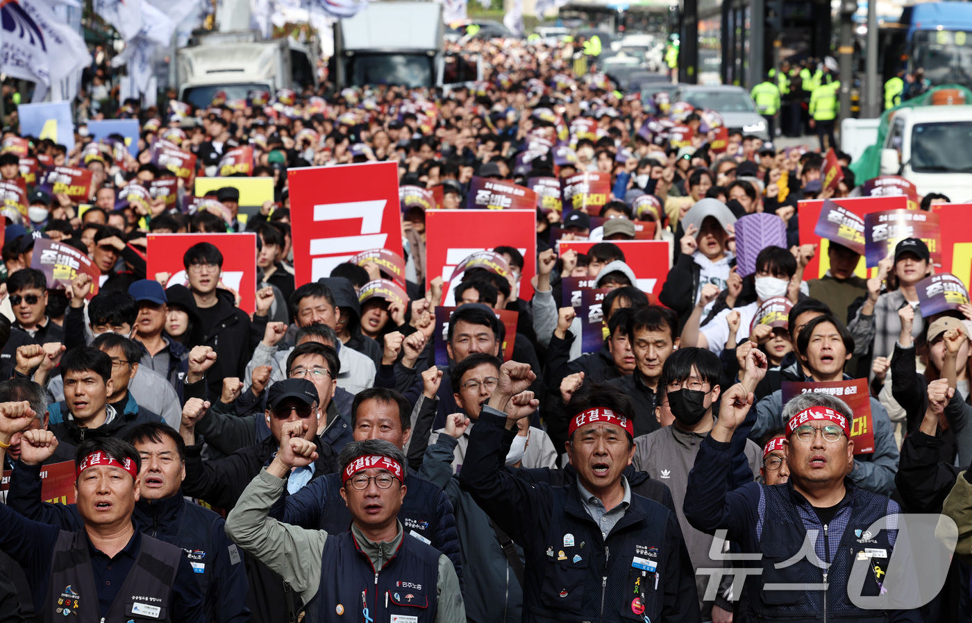 (서울=뉴스1) 구윤성 기자 = 전국철도노동조합(철도노조) 조합원들이 23일 오후 서울역 앞 태평로 일대에서 열린 철도노동자 총력결의대회에서 기본급 인상 등을 촉구하는 구호를 외치 …