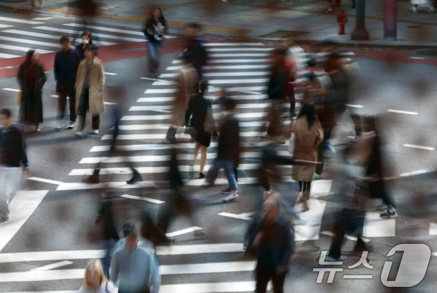 본문 이미지 - 서울 종로 일대에서 발걸음을 옮기는 시민들.ⓒ News1 구윤성 기자
