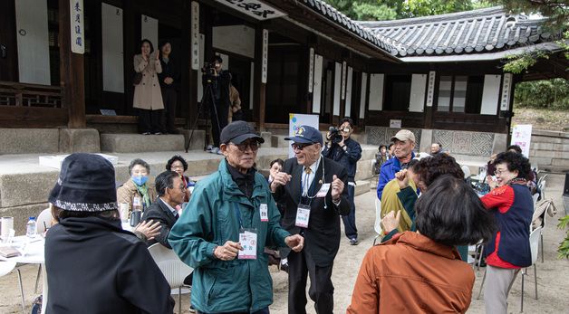 '65세 이상 싱글 어르신' 운현궁에 모였다