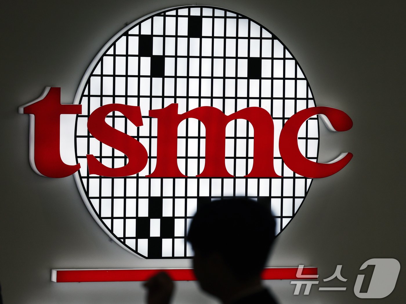 본문 이미지 - ‘제26회 반도체대전&#40;SEDEX&#41;’에 대만 TSMC 간판이 설치돼 있다./뉴스1 ⓒ News1 황기선 기자