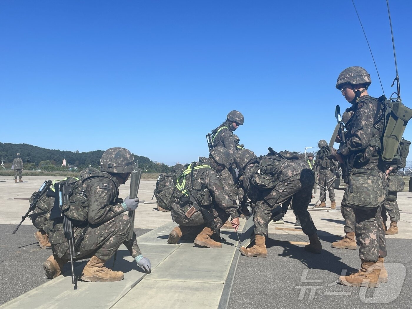 본문 이미지 - 호국훈련 기간인 23일 육군 3공병여단 장병들이 강원 속초시 속초비행장에서 비행장 피해복구 훈련을 실시하고 있다.(육군3군단 제공) 2024.10.23/뉴스1 ⓒ News1 윤왕근 기자