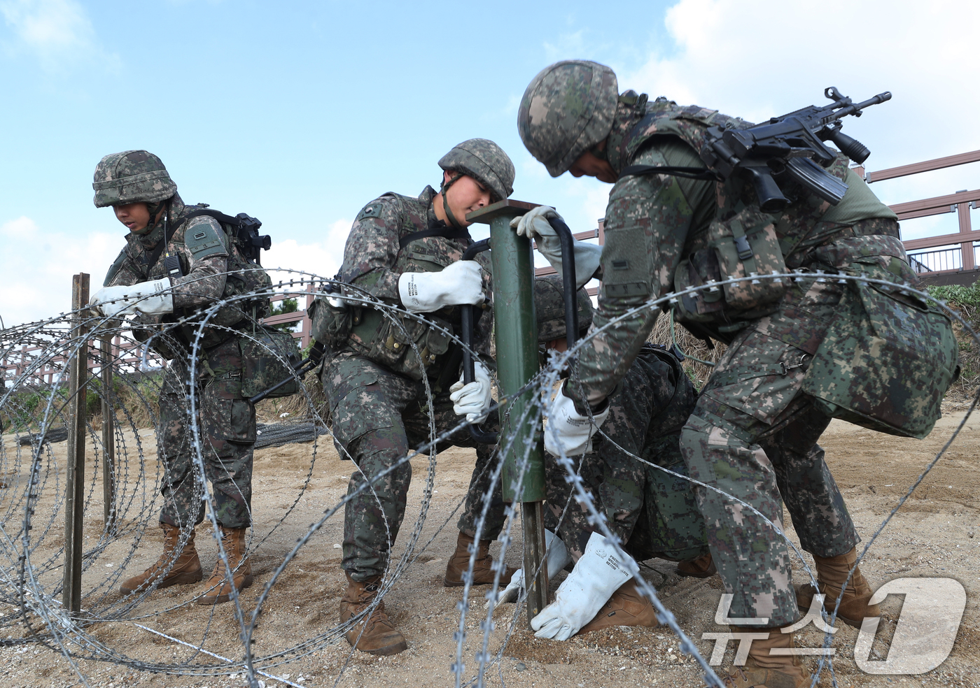 (화성=뉴스1) 김영운 기자 = 23일 오후 경기 화성시 궁평리해수욕장 인근에서 육군 제51보병사단이 2024년 호국훈련의 일환으로 대상륙작전 실기동 훈련(FTX)을 실시하고 있다 …