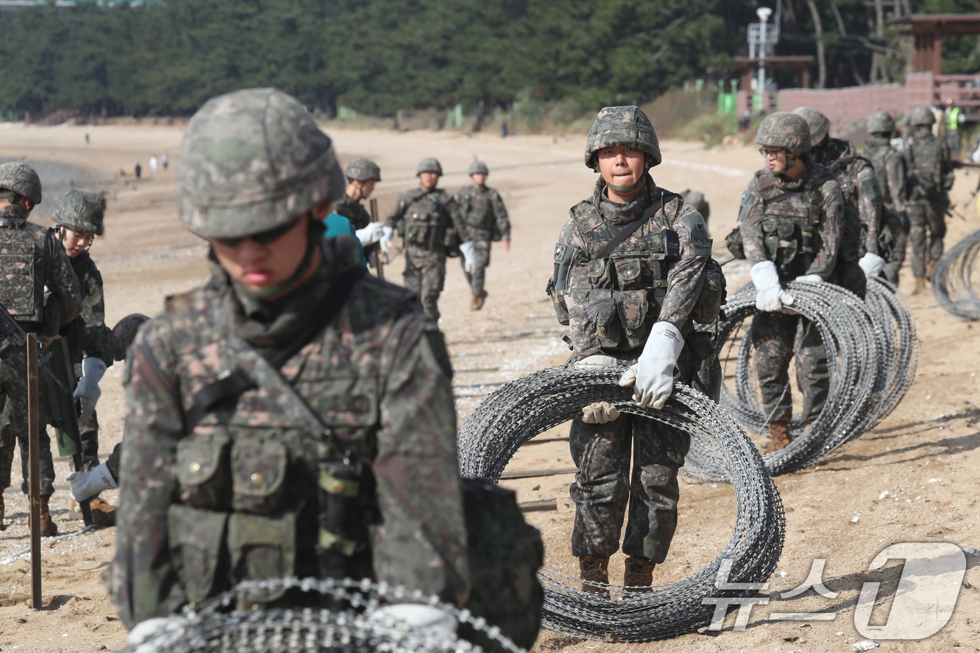 (화성=뉴스1) 김영운 기자 = 23일 오후 경기 화성시 궁평리해수욕장 인근에서 육군 제51보병사단이 2024년 호국훈련의 일환으로 대상륙작전 실기동 훈련(FTX)을 실시하고 있다 …