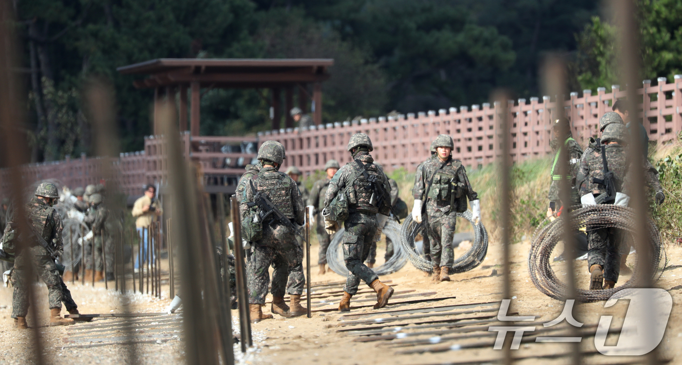 (화성=뉴스1) 김영운 기자 = 23일 오후 경기 화성시 궁평리해수욕장 인근에서 육군 제51보병사단이 2024년 호국훈련의 일환으로 대상륙작전 실기동 훈련(FTX)을 실시하고 있다 …