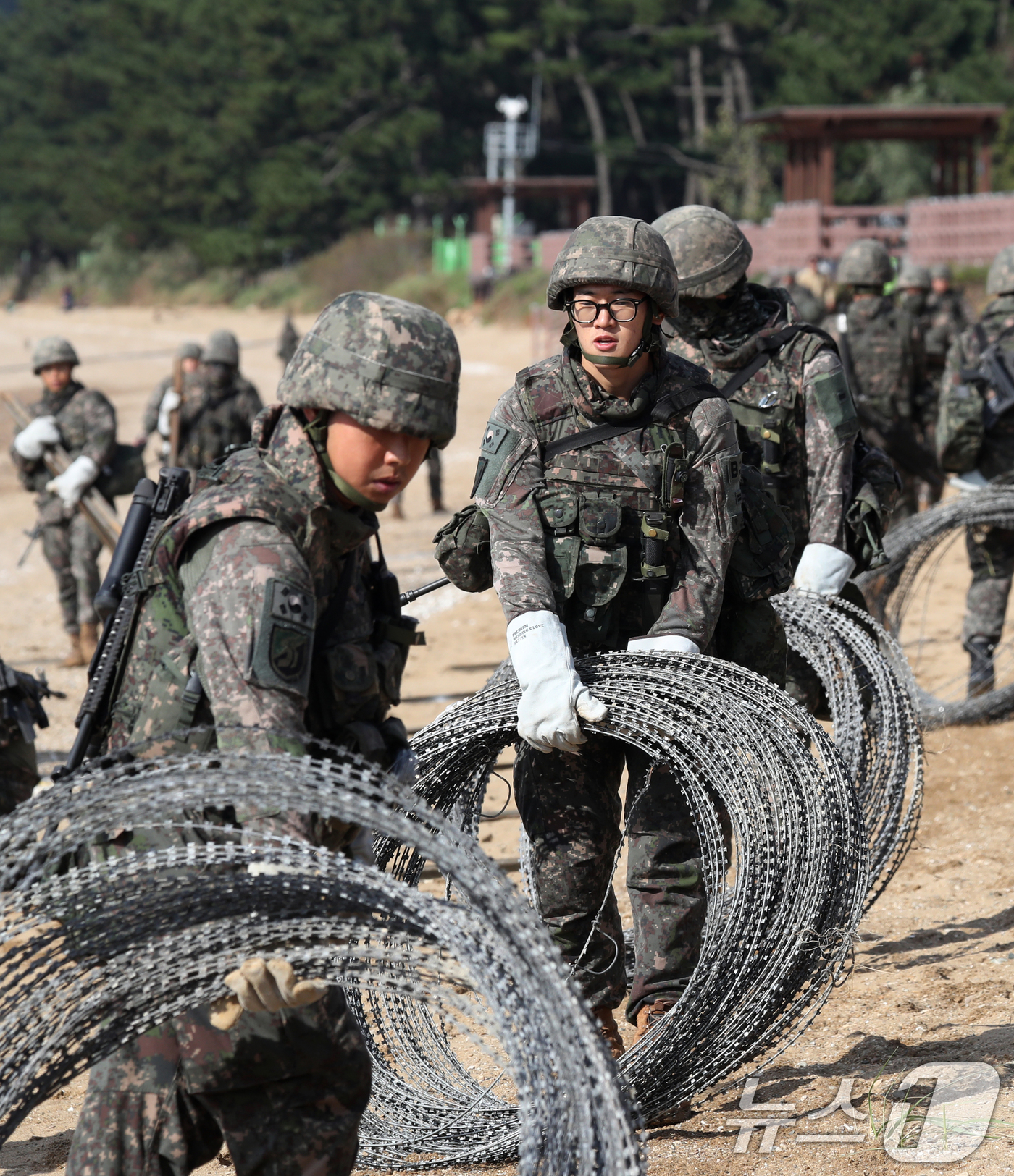 (화성=뉴스1) 김영운 기자 = 23일 오후 경기 화성시 궁평리해수욕장 인근에서 육군 제51보병사단이 2024년 호국훈련의 일환으로 대상륙작전 실기동 훈련(FTX)을 실시하고 있다 …