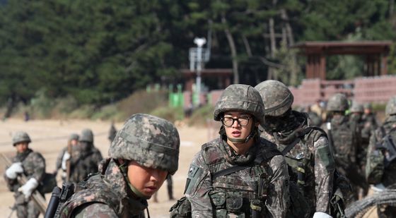 해안선에 철조망 설치하는 육군 제51사단 장병들