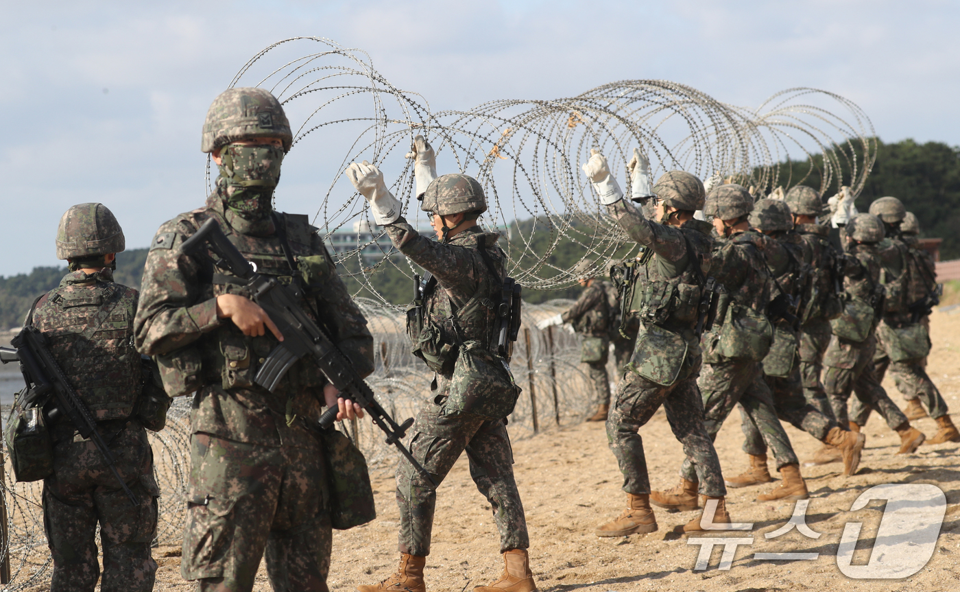 (화성=뉴스1) 김영운 기자 = 23일 오후 경기 화성시 궁평리해수욕장 인근에서 육군 제51보병사단이 2024년 호국훈련의 일환으로 대상륙작전 실기동 훈련(FTX)을 실시하고 있다 …