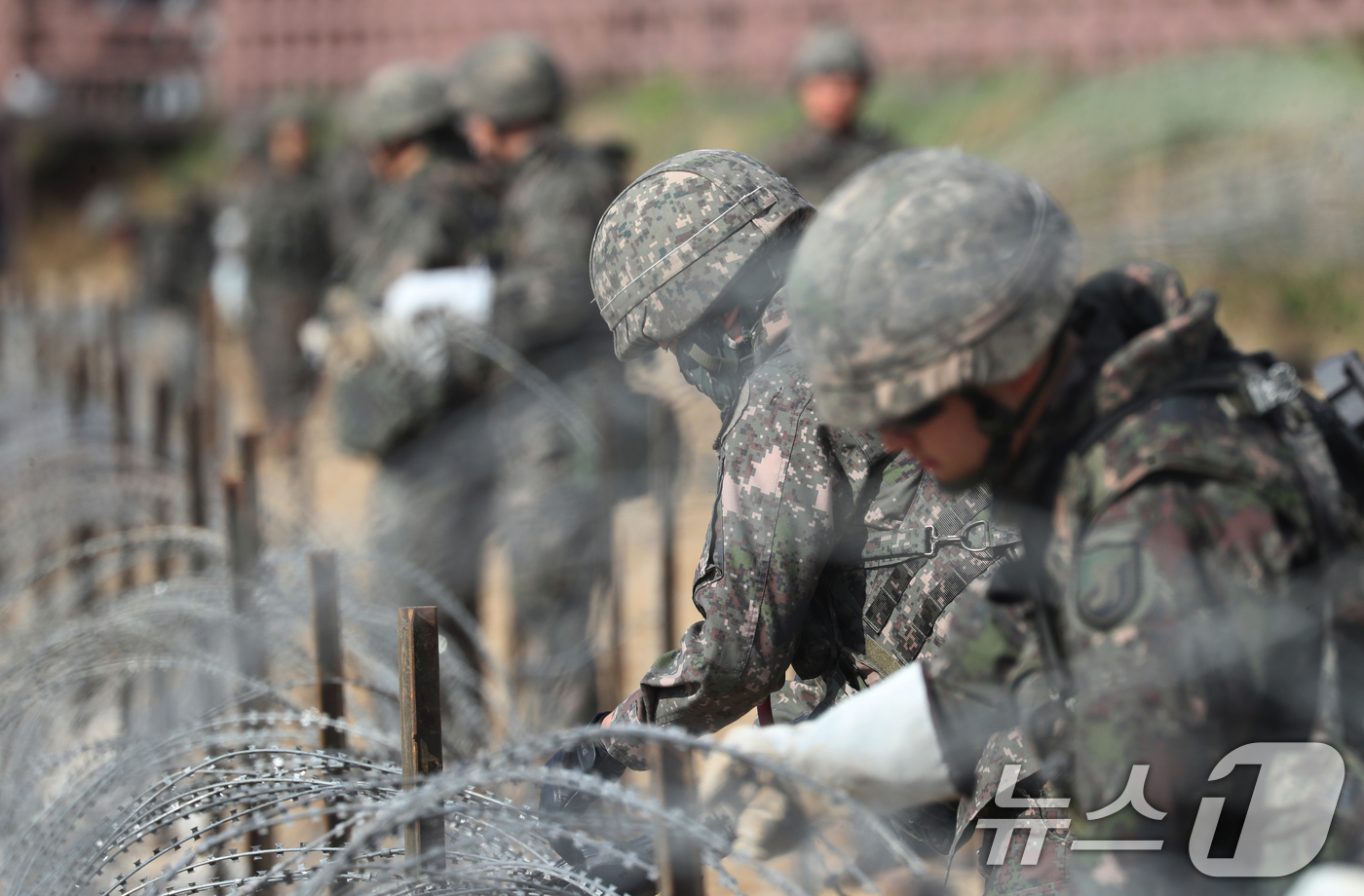 (화성=뉴스1) 김영운 기자 = 23일 오후 경기 화성시 궁평리해수욕장 인근에서 육군 제51보병사단이 2024년 호국훈련의 일환으로 대상륙작전 실기동 훈련(FTX)을 실시하고 있다 …