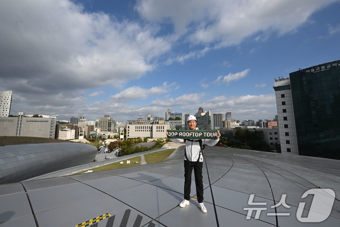 본문 이미지 - 오세훈 서울시장이 23일 오후 서울 중구 동대문디자인플라자(DDP)에서 열린 DDP 루프탑 프레스투어에서 기념촬영을 하고있다. 서울시와 서울디자인재단은 DDP 개관 10주년을 맞아 오는 25일부터 DDP 지붕 위를 걸어보는 'DDP 루프탑 투어'를 운영한다. (공동취재) 2024.10.23/뉴스1 ⓒ News1 박정호 기자