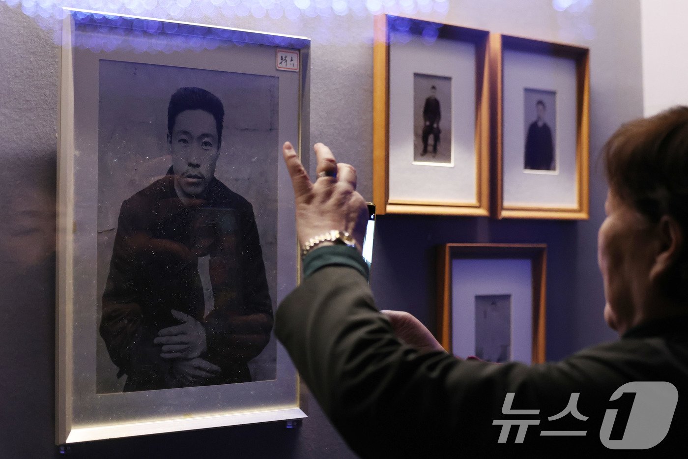 본문 이미지 - 23일 서울 종로구 대한민국역사박물관 기획전시실에서 열린 하얼빈 의거 115주년 기념 특별전 '안중근 書(서)'개막식에서 참석자들이 전시를 둘러보고 있다. 안중근 의사의 친필 유묵을 통해 안중근 의사의 삶과 사상을 조망하는 이번 특별전은 오는 24일부터 2025년 3월 31일까지 열린다. 2024.10.23/뉴스1 ⓒ News1 박지혜 기자