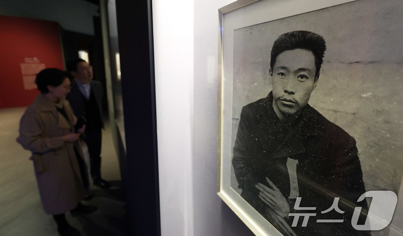 본문 이미지 - 23일 서울 종로구 대한민국역사박물관 기획전시실에서 열린 하얼빈 의거 115주년 기념 특별전 '안중근 書(서)'개막식에서 참석자들이 전시를 둘러보고 있다. 안중근 의사의 친필 유묵을 통해 안중근 의사의 삶과 사상을 조망하는 이번 특별전은 오는 24일부터 2025년 3월 31일까지 열린다. 2024.10.23/뉴스1 ⓒ News1 박지혜 기자