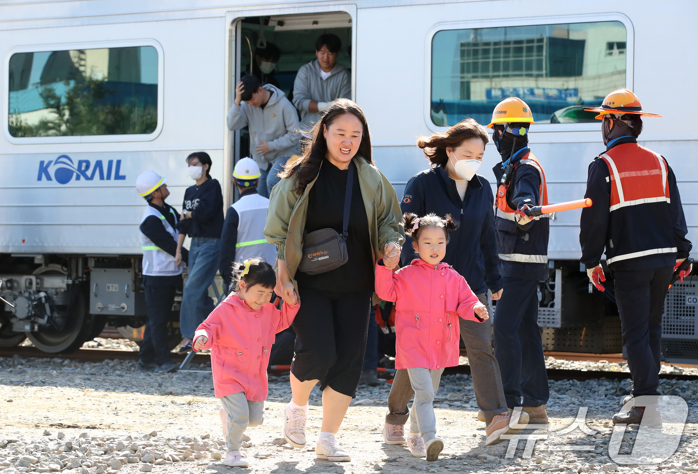 (경산=뉴스1) 공정식 기자 = 23일 오후 경북 경산시 경부선 경산역에서 호국훈련의 일환으로 실시된 '유관기관 합동 비상대응 종합훈련'에서 테러조직 하마스의 열차 폭발물 테러를 …