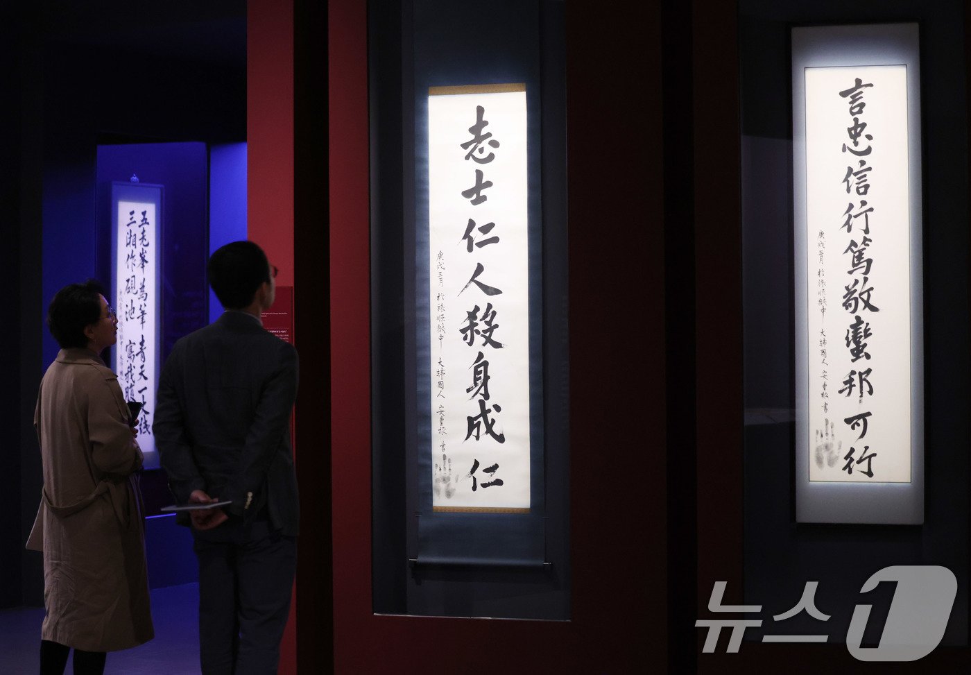 본문 이미지 - 23일 서울 종로구 대한민국역사박물관 기획전시실에서 열린 하얼빈 의거 115주년 기념 특별전 '안중근 書(서)'개막식에서 참석자들이 전시를 둘러보고 있다. 안중근 의사의 친필 유묵을 통해 안중근 의사의 삶과 사상을 조망하는 이번 특별전은 오는 24일부터 2025년 3월 31일까지 열린다. 2024.10.23/뉴스1 ⓒ News1 박지혜 기자