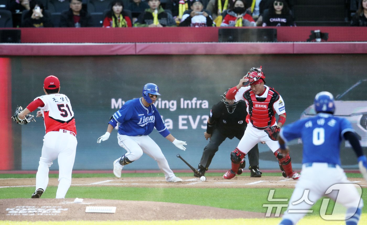 본문 이미지 - 23일 오후 광주 기아챔피언스필드에서 재개된 프로야구 '2024 신한 SOL 뱅크 KBO 포스트시즌' 한국시리즈 1차전 서스펜디드 게임 삼성 라이온즈와 KIA 타이거즈의 경기, 6회초 삼성 공격 무사 1,2루 상황에서 김영웅이 번트를 시도하고 있다. 2024.10.23/뉴스1 ⓒ News1 오대일 기자