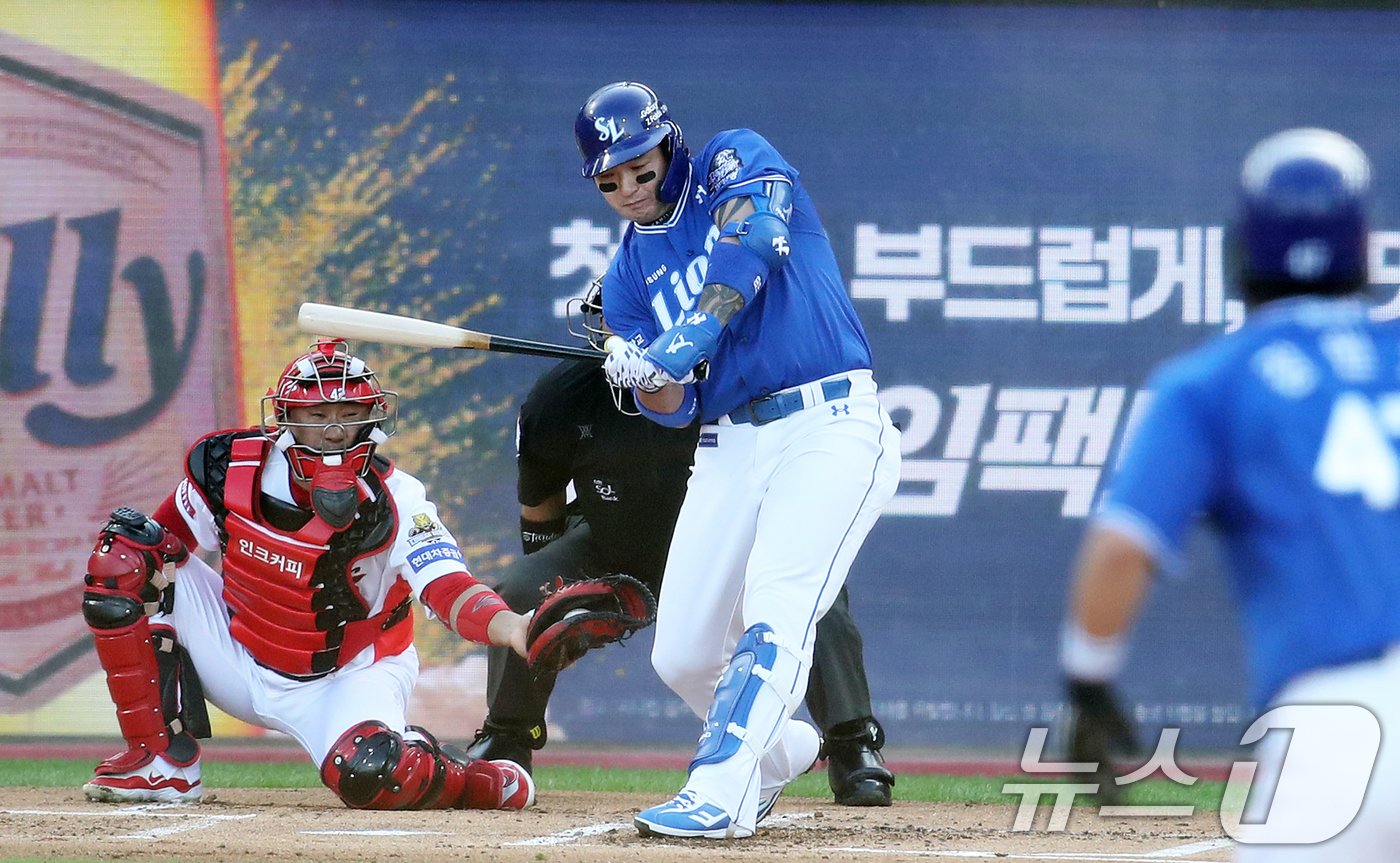 23일 오후 광주 기아챔피언스필드에서 재개된 프로야구 &#39;2024 신한 SOL 뱅크 KBO 포스트시즌&#39; 한국시리즈 1차전 서스펜디드 게임 삼성 라이온즈와 KIA 타이거즈의 경기, 6회초 삼성 공격 1사 1,2루 상황에서 박병호가 헛스윙 삼진을 당하고 있다. 2024.10.23/뉴스1 ⓒ News1 오대일 기자