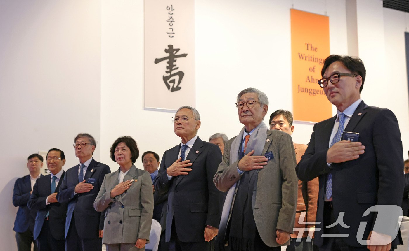 23일 서울 종로구 대한민국역사박물관에서 열린 하얼빈 의거 115주년 기념 특별전 &#39;안중근 서&#40;書&#41;&#39; 개막식에서 유인촌 문화체육관광부 장관 등 참석자들이 국기에 대한 경례를 하고 있다. &#40;문화체육관광부 제공&#41; 2024.10.23/뉴스1