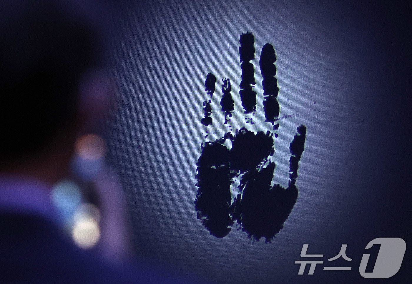 본문 이미지 - 23일 서울 종로구 대한민국역사박물관 기획전시실에서 열린 하얼빈 의거 115주년 기념 특별전 '안중근 書(서)'개막식에서 참석자들이 전시를 둘러보고 있다. 안중근 의사의 친필 유묵을 통해 안중근 의사의 삶과 사상을 조망하는 이번 특별전은 오는 24일부터 2025년 3월 31일까지 열린다. 2024.10.23/뉴스1 ⓒ News1 박지혜 기자