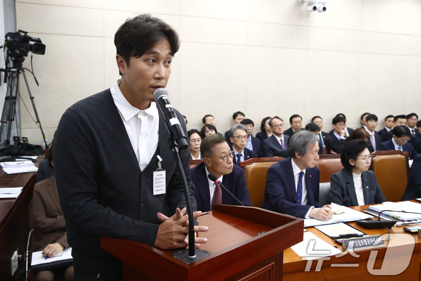 방송인 겸 정신건강의학과 전문의 양재웅 씨가 23일 오후 서울 여의도 국회에서 열린 보건복지위원회의 복지부 등에 대한 종합 국정감사에 증인으로 출석해 자신의 병원에서 발생한 환자 사망 사고와 관련한 의원 질의에 답하고 있다. 2024.10.23/뉴스1 ⓒ News1 이광호 기자