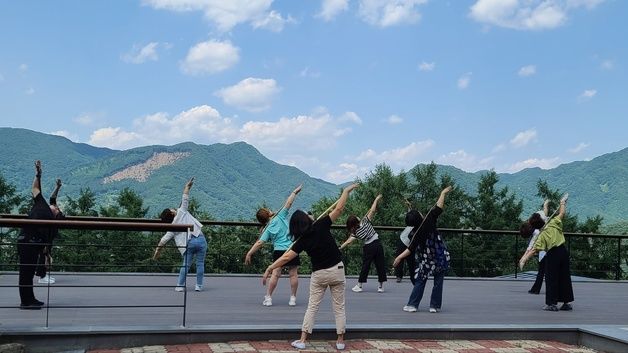 충주 수피아세상 수안보상록호텔 이용자에게 산림치유 제공