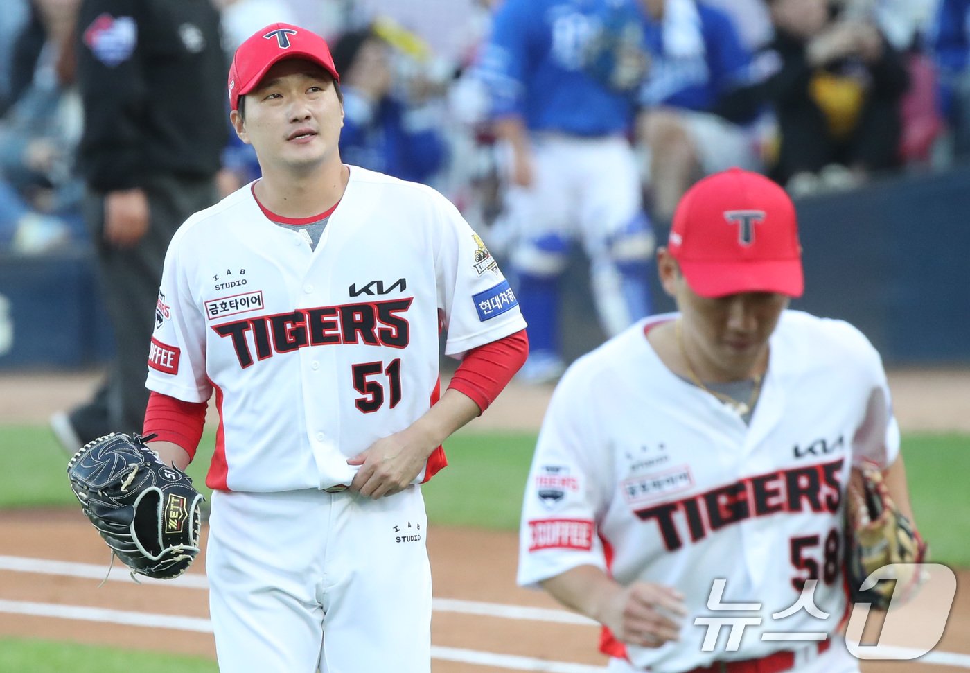 본문 이미지 - 23일 오후 광주 기아챔피언스필드에서 재개된 프로야구 '2024 신한 SOL 뱅크 KBO 포스트시즌' 한국시리즈 1차전 서스펜디드 게임 삼성 라이온즈와 KIA 타이거즈의 경기, 6회초 2사 만루 상황 KIA 전상현이 삼성 이재현을 투수 앞 땅볼로 잡아내고 더그아웃으로 향하고 있다. 2024.10.23/뉴스1 ⓒ News1 임세영 기자