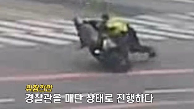 경찰이 팔 붙잡자 사거리서 매달고 도주…무판 오토바이 20대 결국[영상]