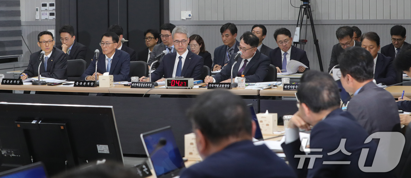 (전주=뉴스1) 유경석 기자 = 채희권 한국은행 전북본부장이 23일 전북자치도 전주시 한국은행 전북본부에서 열린 기획재정위원회 국정감사에서 질의에 답변을 하고 있다. 2024.10 …